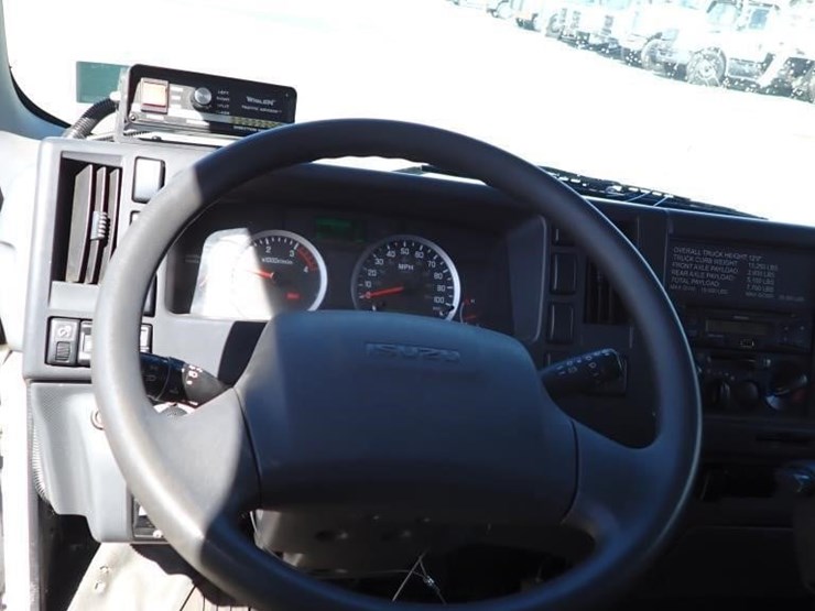 2016-isuzu-npr-image-23