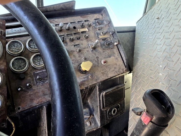 1998-peterbilt-379-image-10