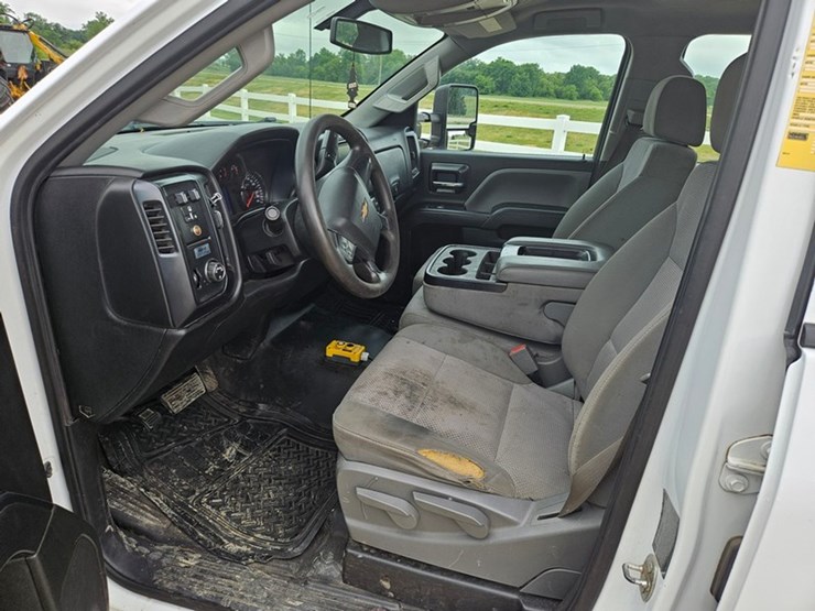 2016-chevrolet-3500-image-18