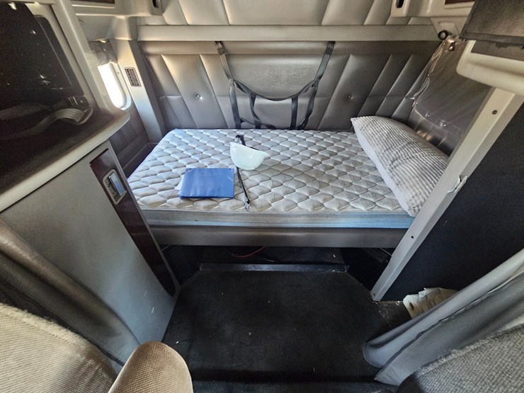 2015-peterbilt-386-image-61
