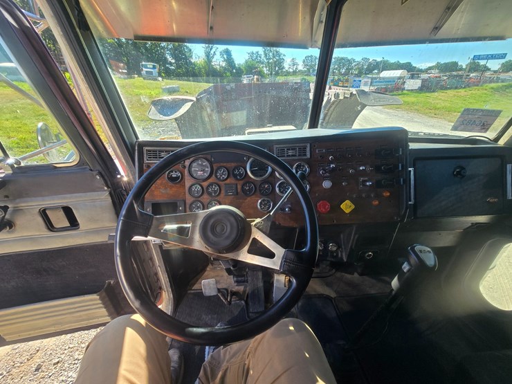 1995-peterbilt-379-image-58