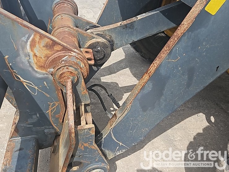 2014-deere-624k-image-28