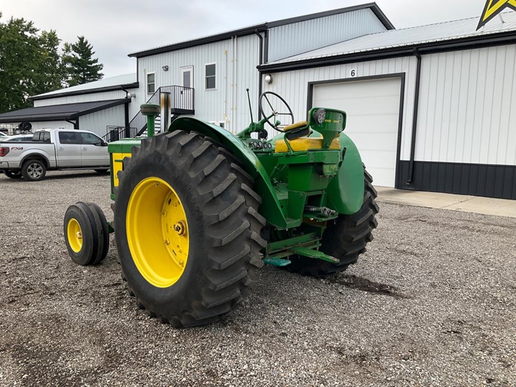 1957-john-deere-820-image-3