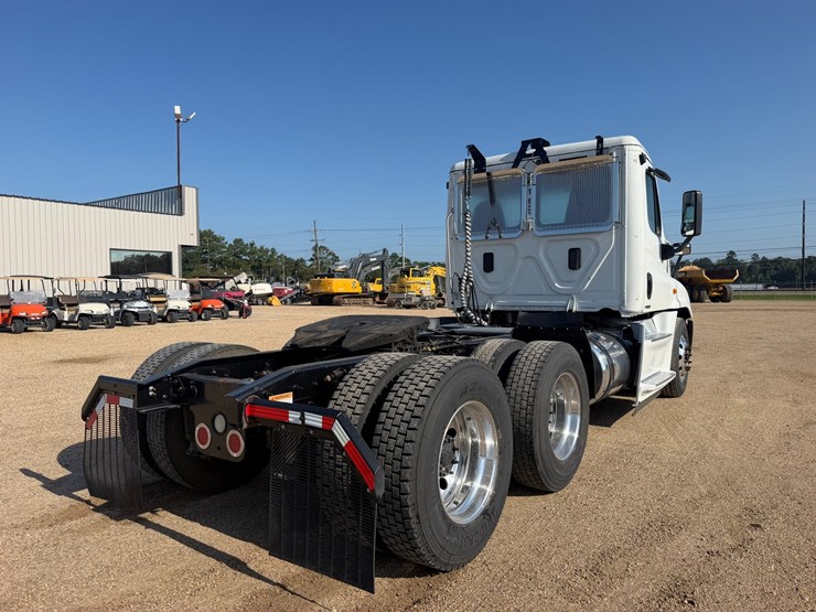 #16295-•-2017-freightliner-dycb-1-image-4