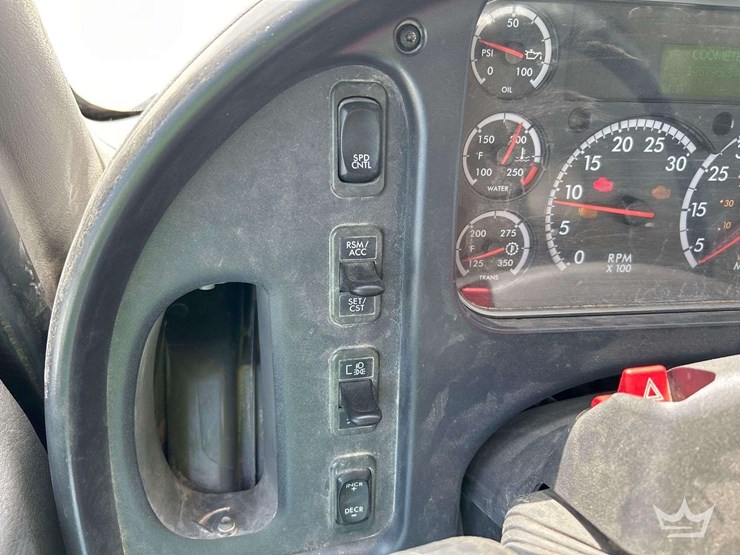 2019-freightliner-m2-106-image-16