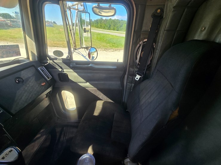 1995-peterbilt-379-image-56