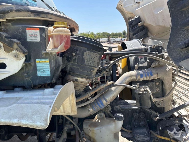 2019-freightliner-m2-106-image-9