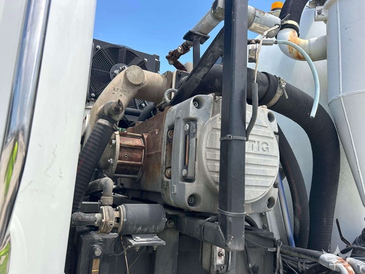 2015-freightliner-114sd-image-37