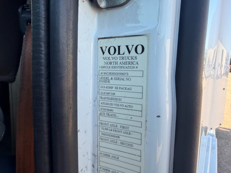 2016-volvo-vnl64t670-image-10