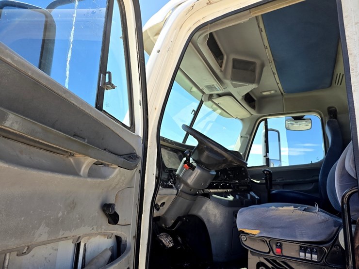 2008-freightliner-columbia-120-image-9