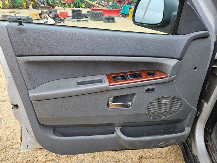 #60-•-2007-jeep-sport-utility-sedan-image-60