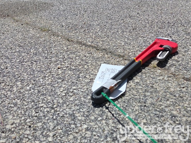 unused-24"-pipe-wrench-image-4
