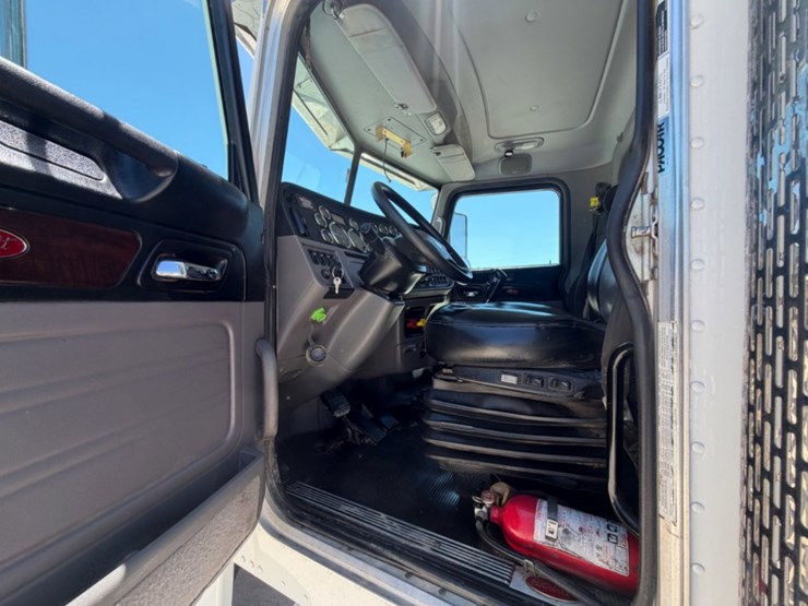 2020-peterbilt-389-image-9
