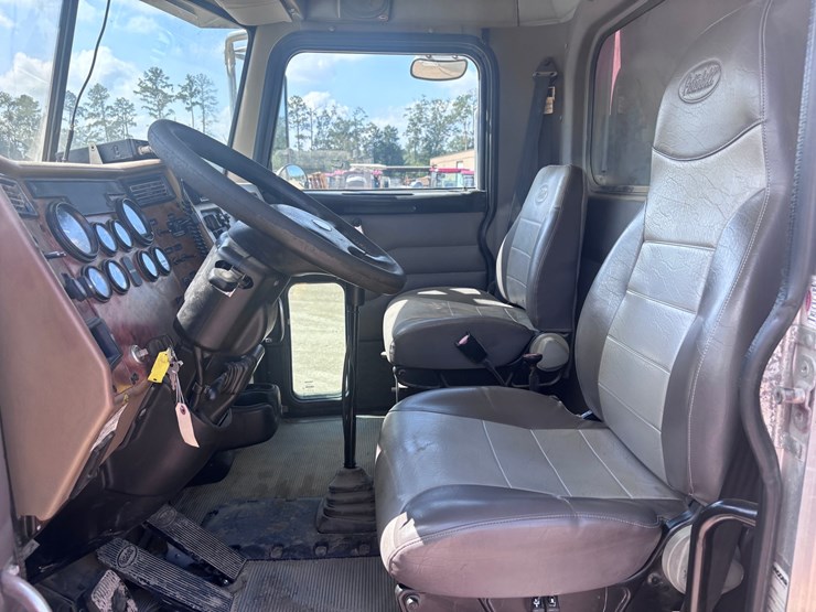 peterbilt-340-image-10