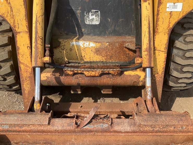 john-deere-325-image-11