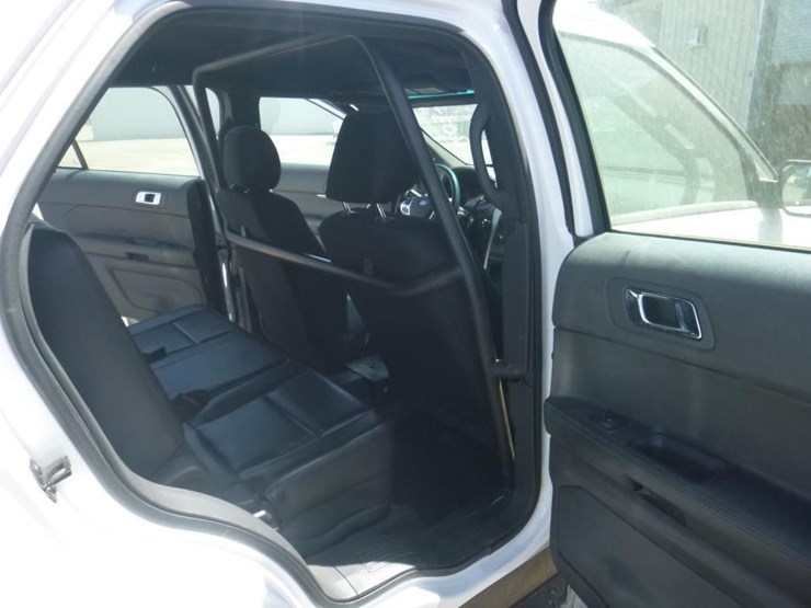 2015-ford-explorer-image-8