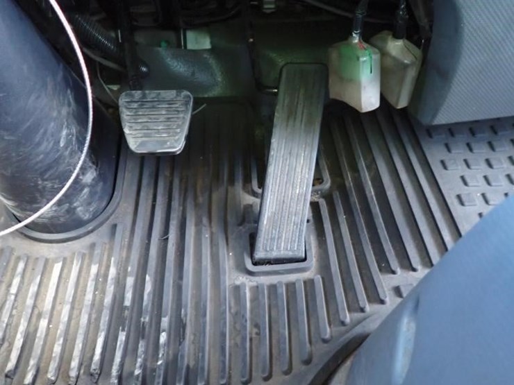 2016-isuzu-npr-image-28