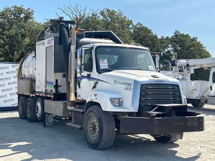 2015-freightliner-114sd-image-2