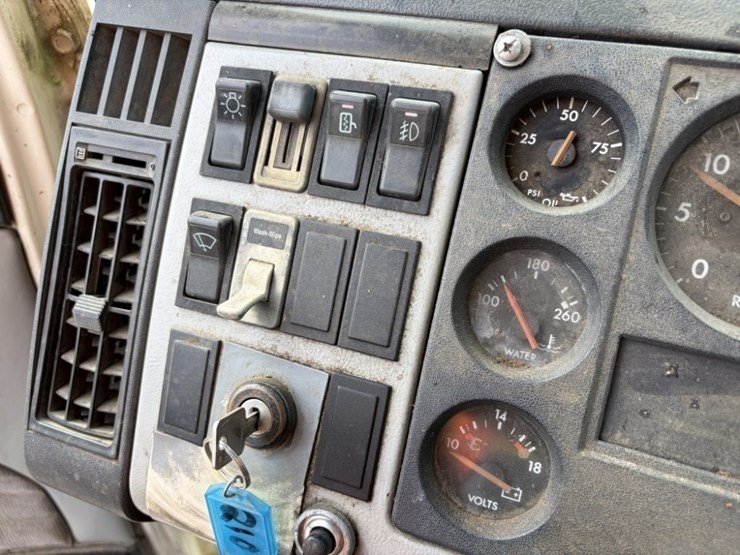 1995-freightliner-fl70-image-31