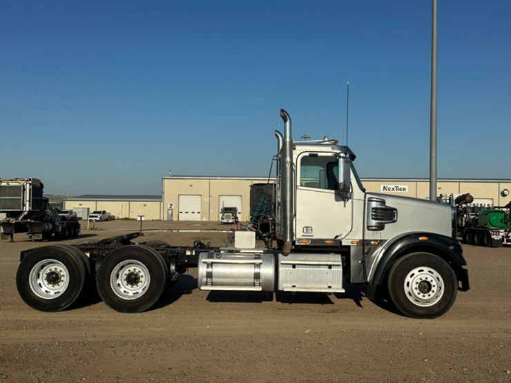 2013-freightliner-coronado-122-sd-image-4