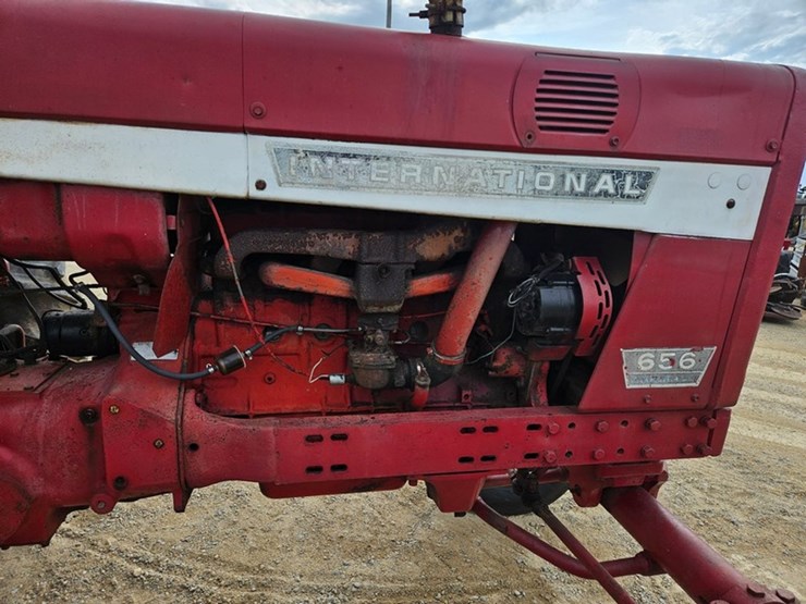#53-•-interantional-656-farmall-tractor-image-13