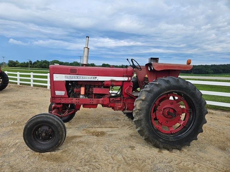 #53-•-interantional-656-farmall-tractor-image-2
