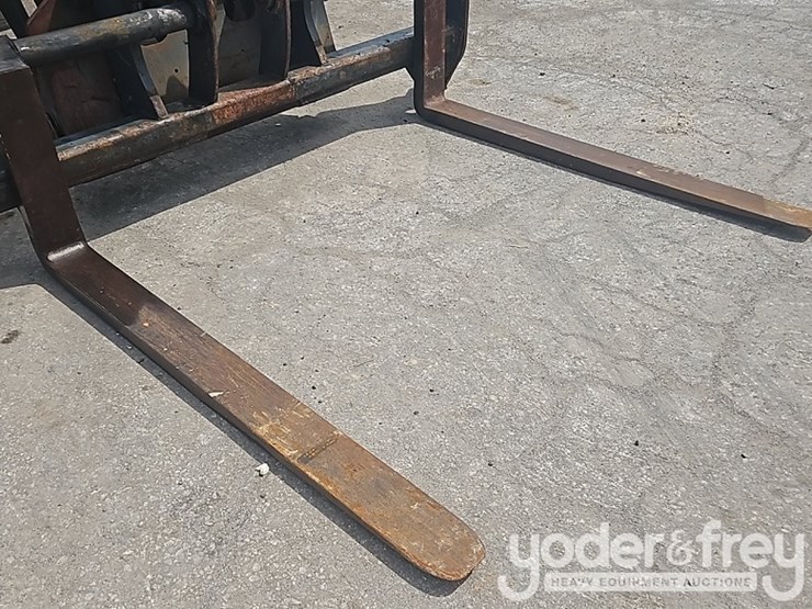 2014-deere-624k-image-26