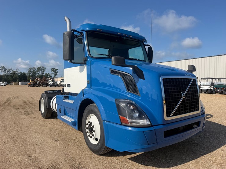 2017-volvo-vnl42t300-image-1