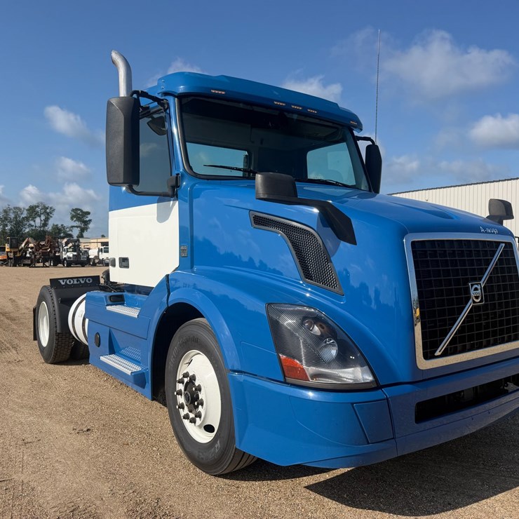 2017 VOLVO VNL42T300
