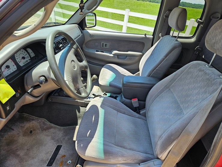 #25-•-2002-toyota-4x4-pickup-truck-image-36