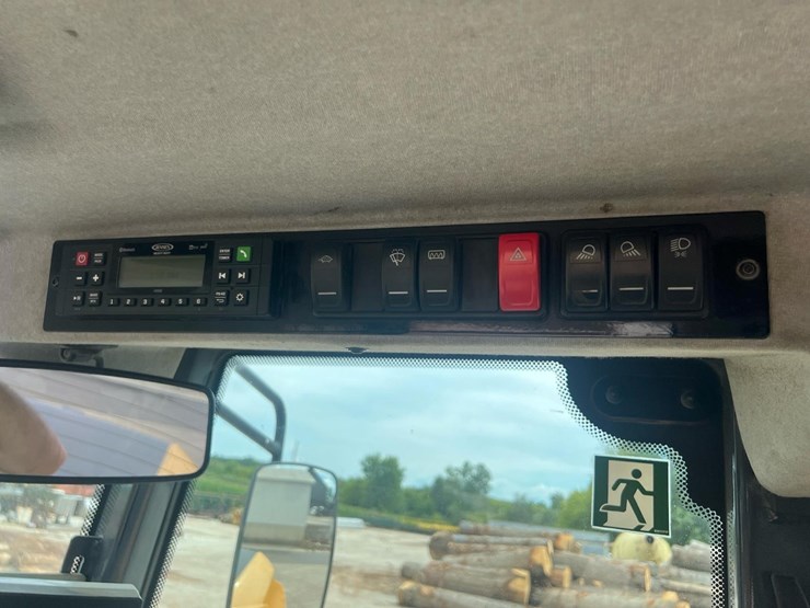 2020-deere-344l-image-43
