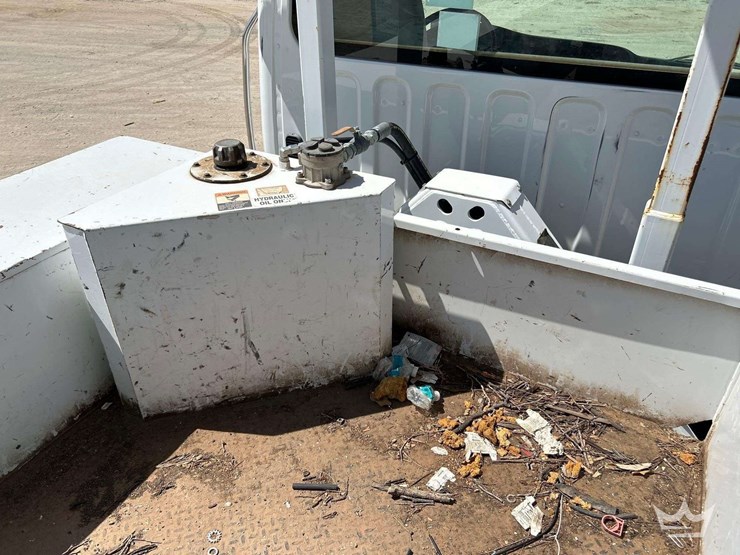 2019-freightliner-m2-106-image-32