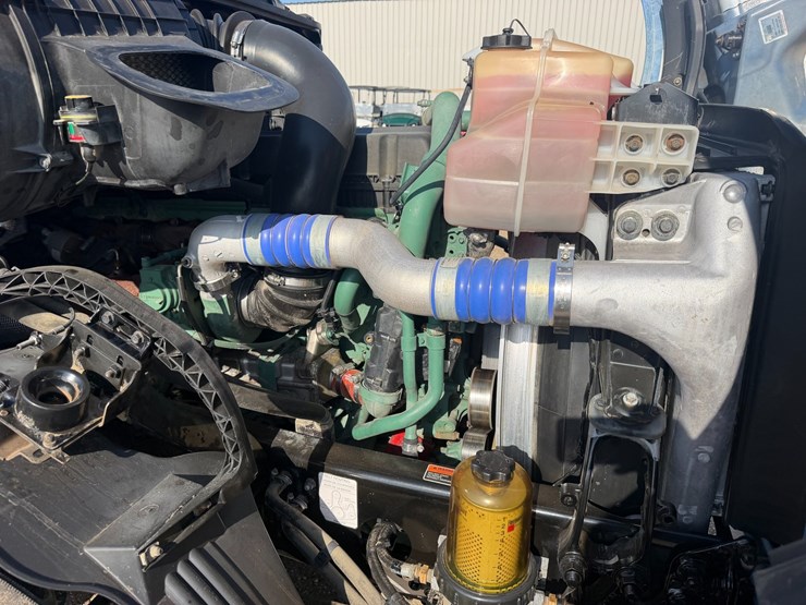 2016-volvo-vnl64t300-image-11