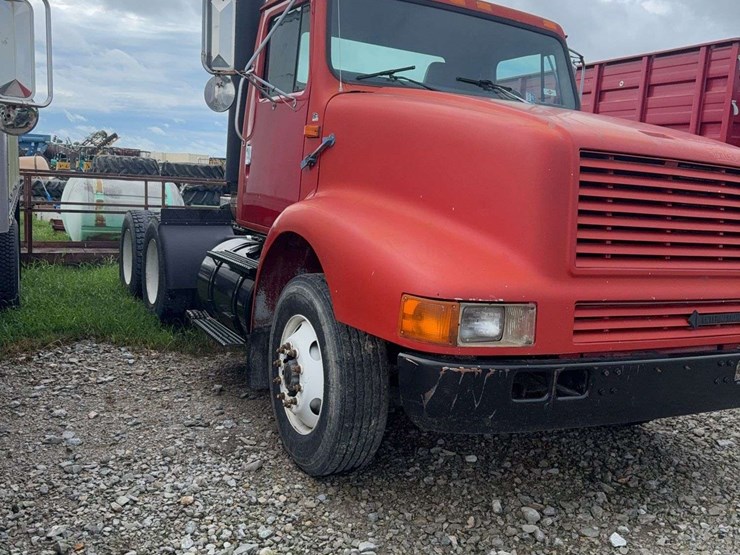 1995-international-8200-image-2