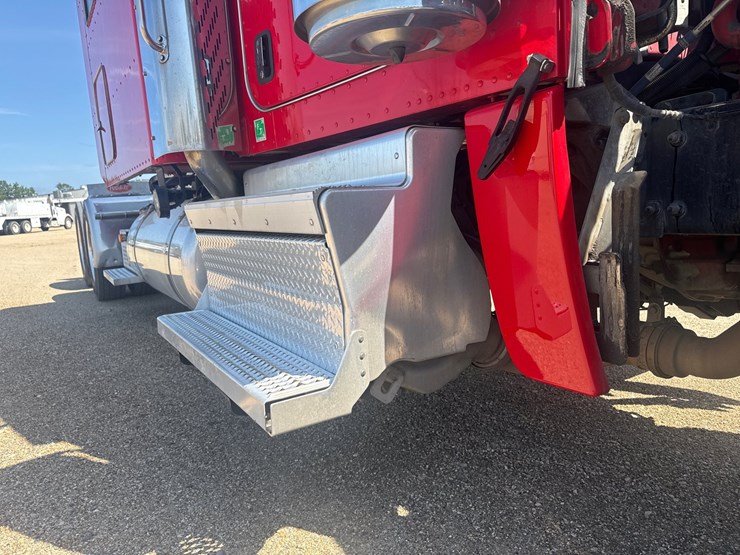 2021-peterbilt-389-image-36