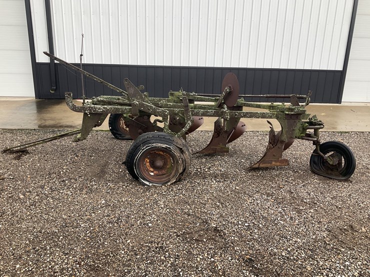 #5311-•-3-bottom-pull-type-moldboard-plow-image-1