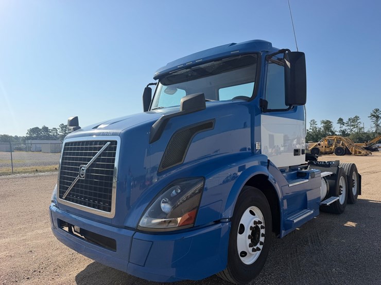 2016-volvo-vnl64t300-image-2