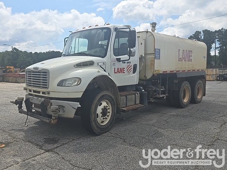 2013-freightliner-m2-106-image-1