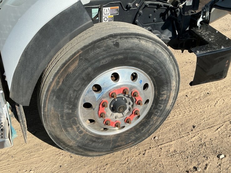2019-peterbilt-567-image-11