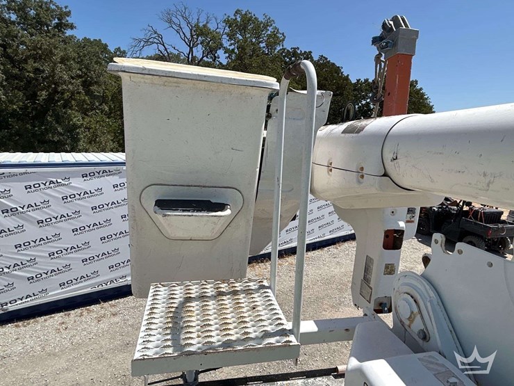 2019-freightliner-m2-106-image-35