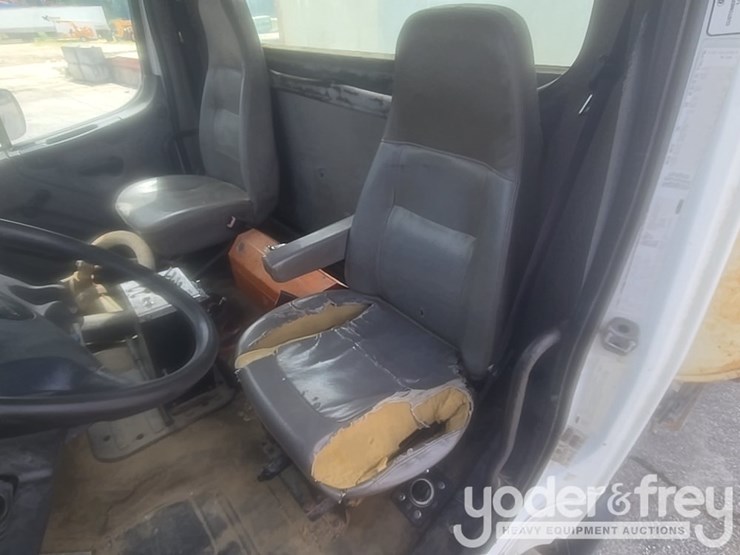 2013-freightliner-m2-106-image-49