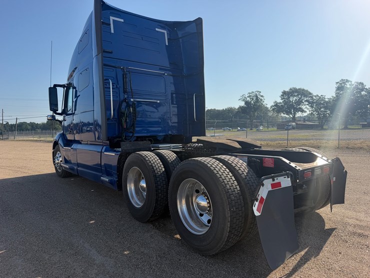 2019-volvo-vnl64t670-image-3