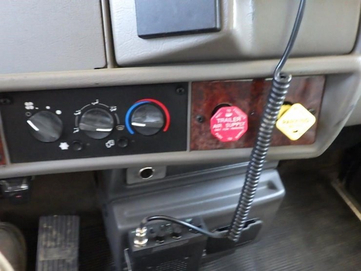 2006-kenworth-t300-image-32