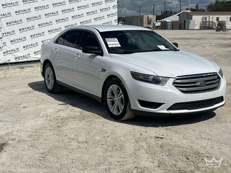 2017-ford-taurus-sedan-image-2