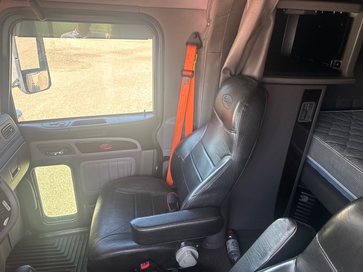 2021-peterbilt-389-image-18
