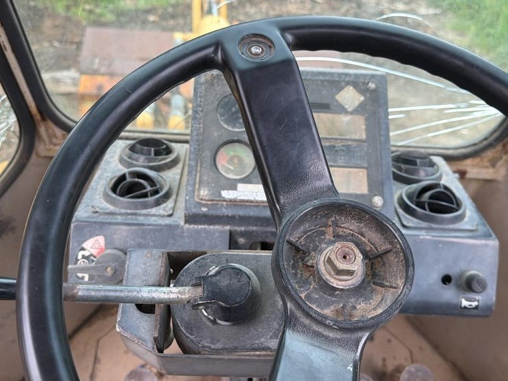 1990-deere-444e-image-45