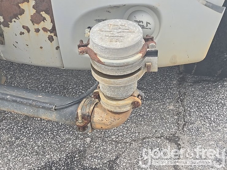 2013-freightliner-m2-106-image-40