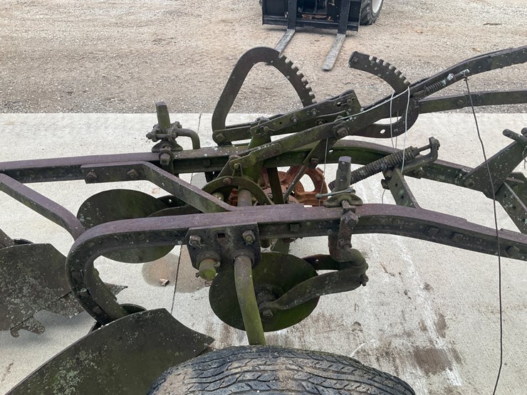 #5304-•-antique-pull-type-2-bottom-moldboard-plow-image-4