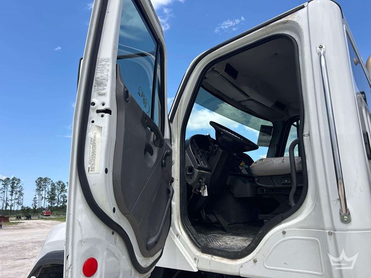 2015-freightliner-114sd-image-17