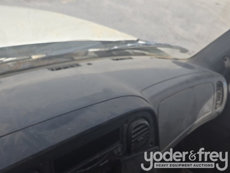 2013-freightliner-m2-106-image-57